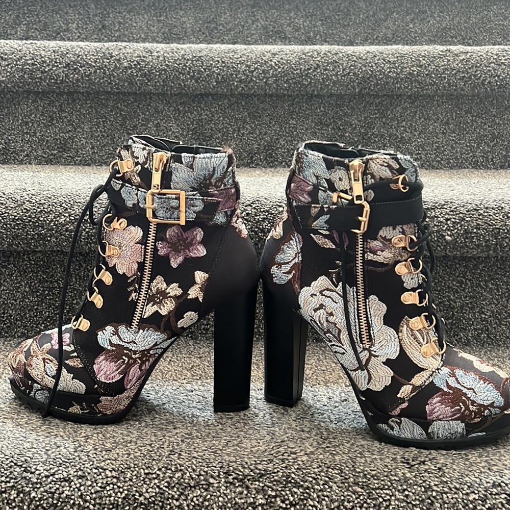 Shoe dazzle embroidered floral pump boots - Picture 2 of 7